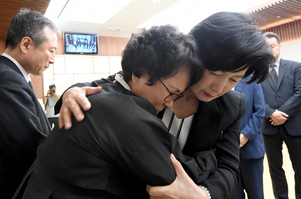 ▲24일 서울 서대문구 연세대 세브란스병원 장례식장에 마련된 고 노회찬 정의당 원내대표의 빈소를 찾은 추미애 더불어민주당 대표와 지도부가 유가족을 위로하고 있다. (연합뉴스)