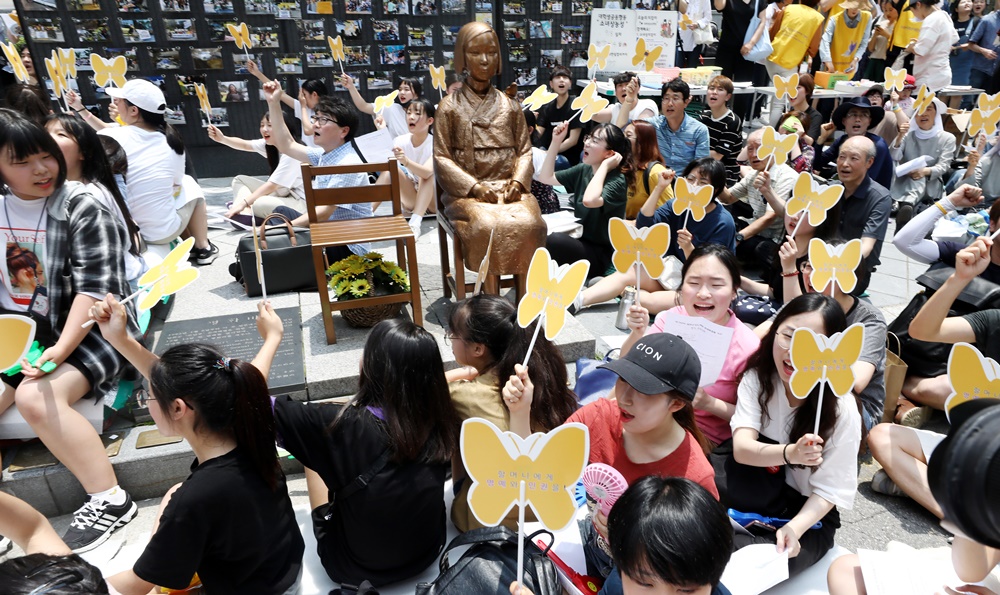 ▲4일 오후 서울 종로구 주한 일본대사관 앞 평화로에서 열린 제1324차 일본군성노예제 문제해결을 위한 정기 수요시위에서 참석자들이 일본대사관을 향해 소리치고 있다. (뉴시스)