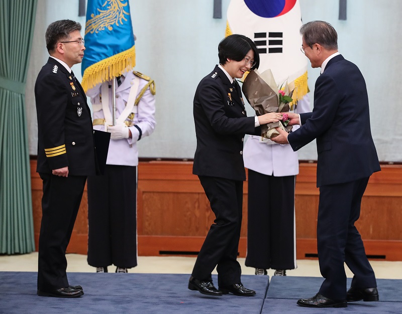 ▲문재인 대통령이 24일 오후 청와대에서 민갑룡 신임 경찰청장에게 임명장을 수여한 뒤 민 청장의 부인인 구은영 서울 관악경찰서 여성청소년 과장에게 꽃다발을 전달하고 있다.(연합뉴스)