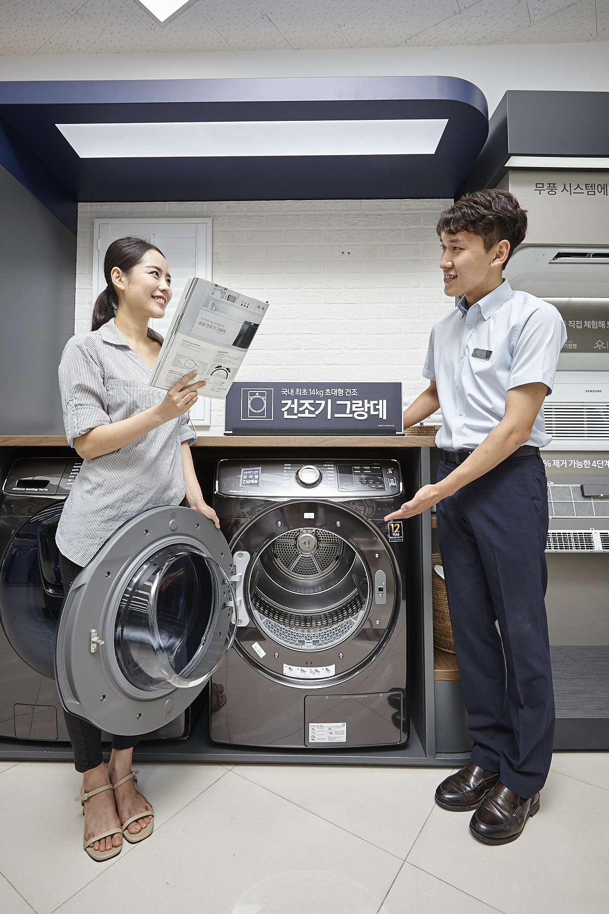 ▲삼성전자가 올해 3월 출시한 건조기 그랑데에 대한 소비자들의 호평에 힘입어 건조기 매출이 전년대비 4배 증가했다고 25일 밝혔다. (사진제공=삼성전자)