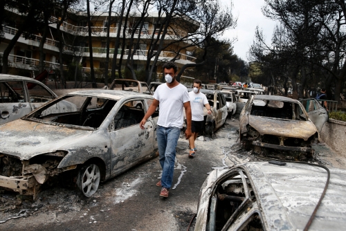 ▲24일(현지시간) 그리스 아테네 인근 마티에서 주민이 불탄 마을 길을 걷고 있다. 마티/로이터연합뉴스
