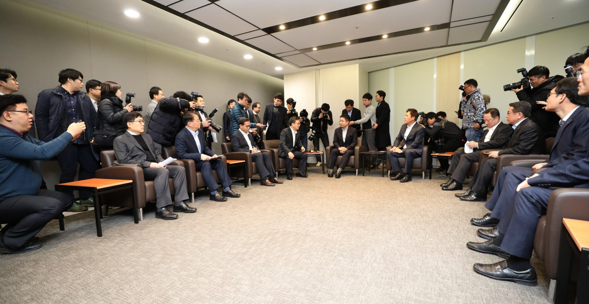 ▲1월 15일 오전 서울 중구 대한상공회의소에서 열린 혁신성장 옴부즈만 위촉식에서 김동연(왼쪽 네번째부터) 경제부총리 겸 기획재정부 장관 조광수 연세대 정보대학원 교수, 박정호 SK텔레콤 사장, 박용만 대한상의 회장이 대화를 나누고 있다.(뉴시스)