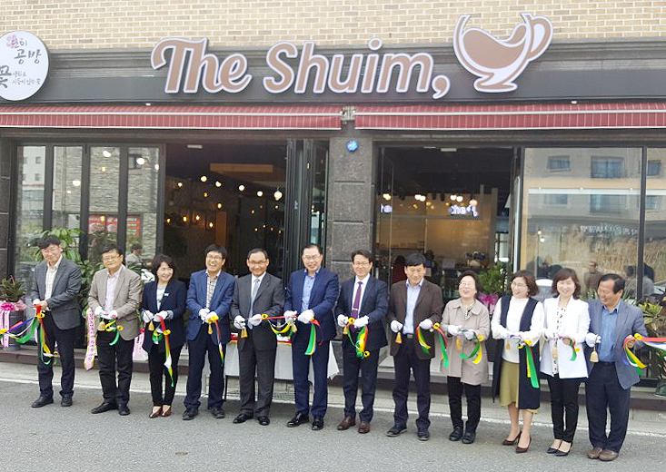 ▲대전 유성구 원신흥남로11번길(24-6)에서 유성구의 자활3호기업 '더 쉼카페' 개업식이 열리고 있다. 이 자활3호기업 운영엔 수급자 1명과 차상위계층 2명이 참여한다.(뉴시스)