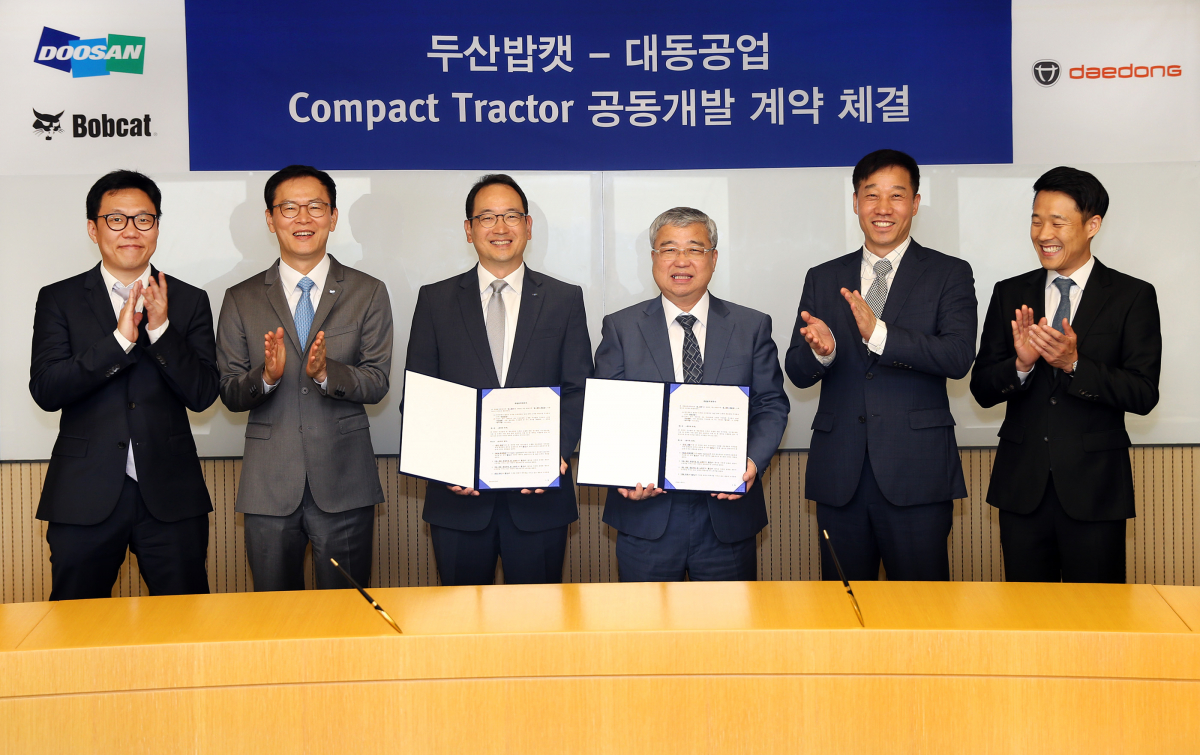 ▲스캇성철박 두산밥캣 사장(사진 왼쪽에서 3번째)과 하창욱 대동공업 사장(사진 왼쪽에서 4번째)이 콤팩트 트랙터(Compact Tractor) 공동개발 계약을 체결하고 기념사진을 촬영하고 있다.(사진제공=두산밥캣)