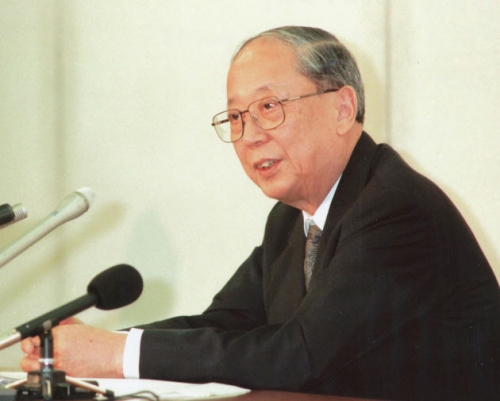 ▲마쓰시타 야스오 전 일본은행(BOJ) 총재가 1997년 6월 도쿄의 BOJ 본청에서 기자회견을 하고 있다. 출처 니혼게이자이신문
