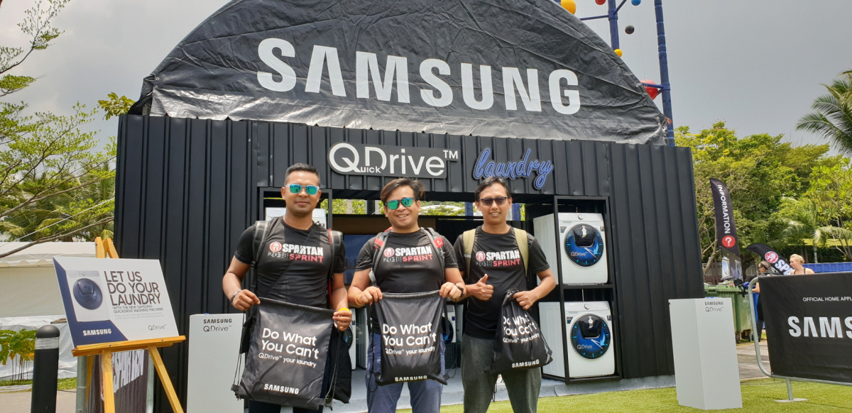 ▲삼성전자는 지난 3월 싱가포르에서 열린 장애물 마라톤 ‘스파르탄 레이스(Spartan Race) 2018’에서 삼성 '퀵드라이브'를 체험 부스를 마련하고 참가자들이 경기 후 땀과 진흙 등으로 오염된 옷을 30분대에 빠르게 세탁할 수 있는 새로운 경험을 제공했다.(사진=삼성전자)