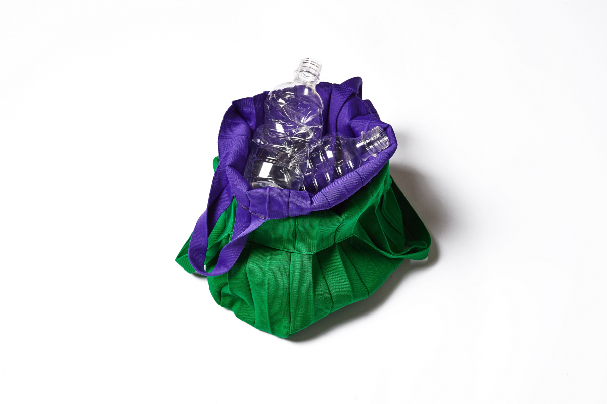 ▲효성티앤씨와 국내 스타트업 플라츠마마가 함께 선보인 플라스틱을 재활용한 친환경 가방(사진제공=효성)