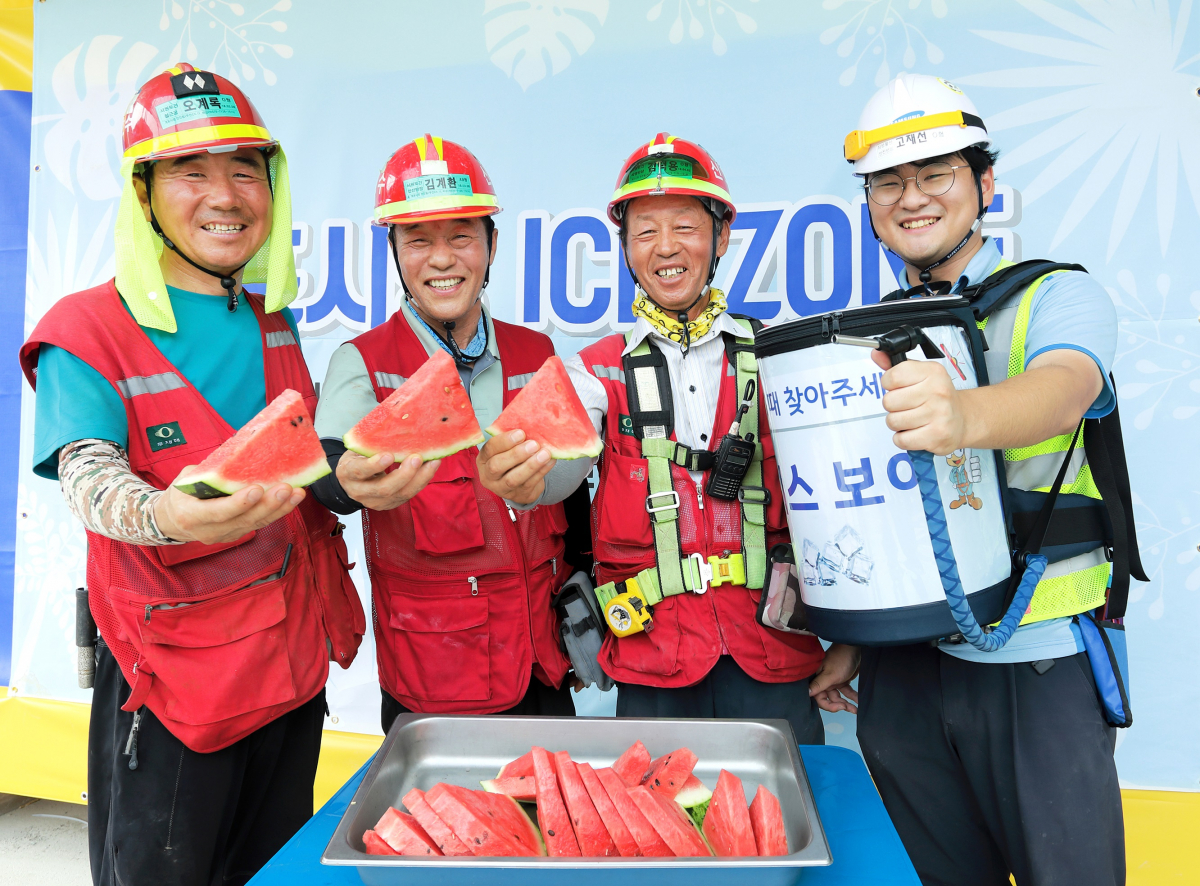 ▲개포시영재건축 현장에서 복날을 맞아 근로자들과 수박을 나눠먹고  있다.(사진출처=삼성물산)