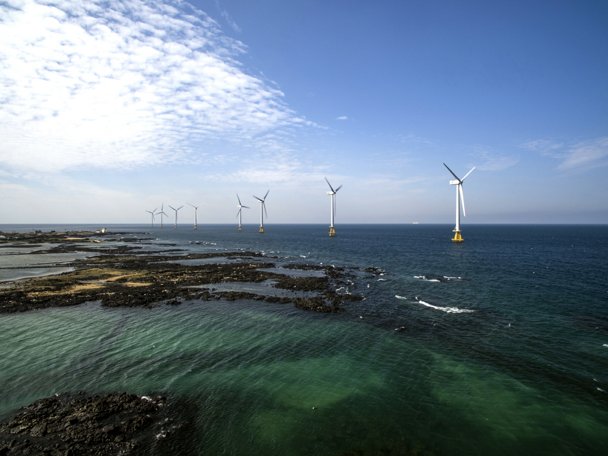 ▲지난해 11월 완공된 국내 최초의 상업용 해상풍력 발전단지인 제주 탐라해상풍력 발전단지(30㎿). 사진제공 한국남동발전