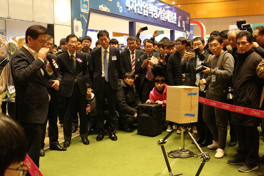 ▲지난해 열렸던 ‘대한민국 산업기술 R&amp;D대전’ 관람객 등이 전시품에 대한 설명을 듣고 있다.  사진제공 한국산업기술평가관리원