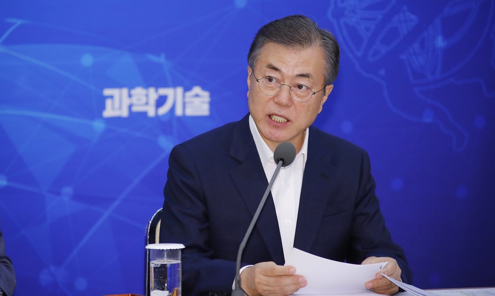 ▲문재인 대통령이 26일 오후 청와대에서 열린 제1회 국가과학기술자문회의 전원회의에서 발언하고 있다.(연합뉴스)