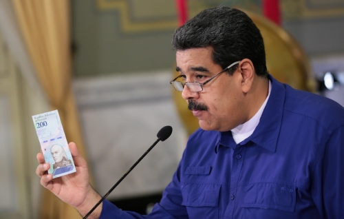 ▲베네수엘라의 니콜라스 마두로 대통령이 25일(현지시간) 화폐 개혁을 발표하면서 새 지폐를 들어보이고 있다. 카라카스/EPA연합뉴스

