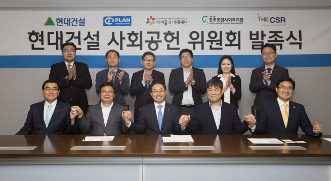 ▲사진 왼쪽부터 플랜 한국위원회 이상주 대표, 종로종합사회복지관 이재원 관장, 현대건설 경영지원본부장 박두일 전무, 아이들과미래 재단 김병기 실장, TheCSR 정세오 대표(사진=현대건설)