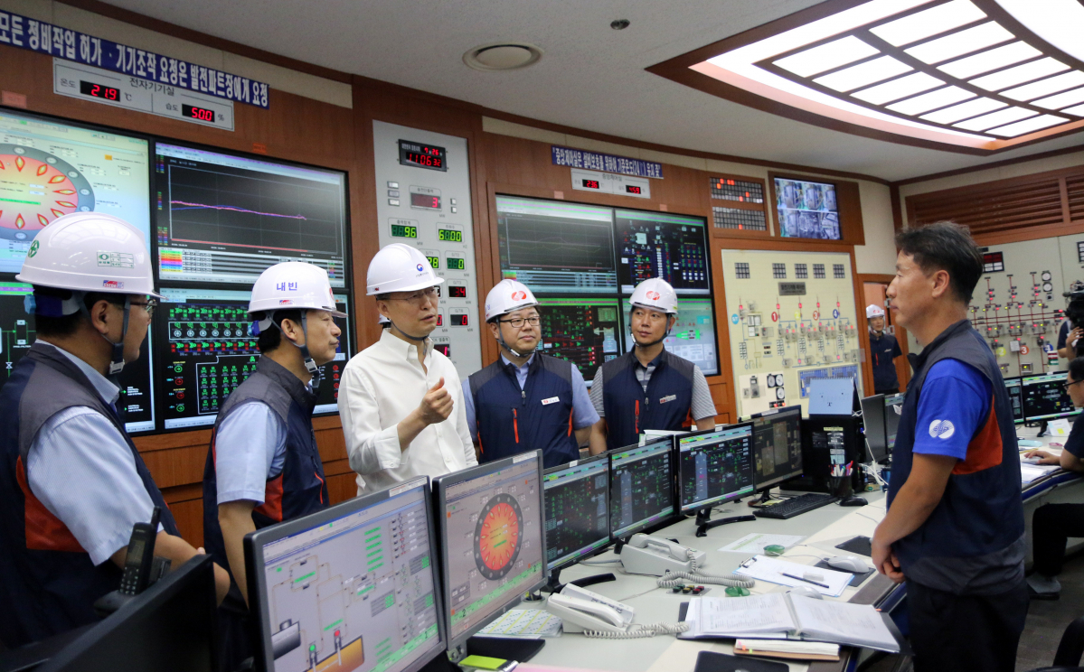 ▲백운규 산업통상자원부 장관(왼쪽 오른쪽 세번째)이 한국동서발전 일산 열병합발전소에 방문해 전력수급 상황과 발전기 운영 현황을 점검하고 있다.(한국동서발전)