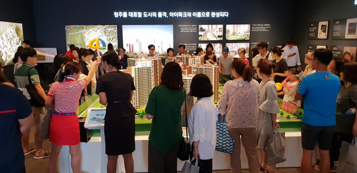 ▲‘청주 가경 아이파크 3단지’ 견본주택을 찾은 내방객들(사진=HDC현대산업개발)