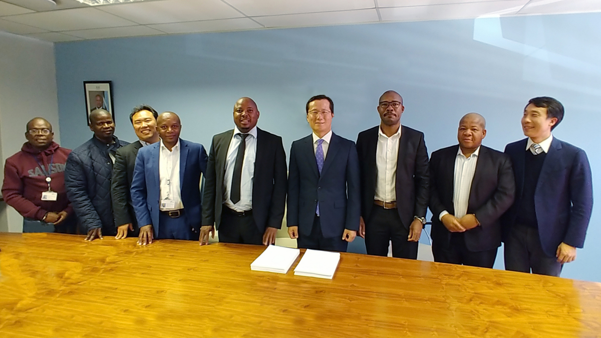 ▲23일(현지시간) 보츠와나 보피네트 본사에서 보피네트 마부아 사장(왼쪽 5번째), KT 아프리카/미주영업팀 정은철 팀장(왼쪽 6번째) 등 양사 관계자들이 기념촬영을 하고 있다..(사진제공= KT)