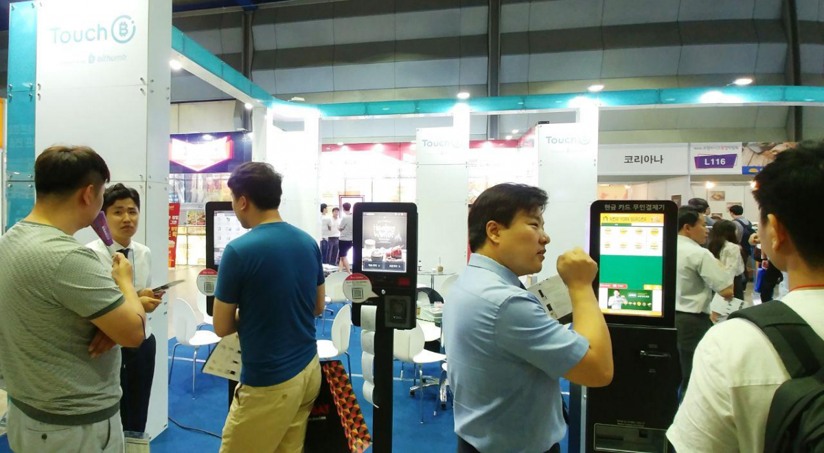 ▲가상화폐 거래소 빗썸의 키오스크 브랜드 터치비(Touch B)는 26일부터 28일까지 서울 삼성동 코엑스에서 진행되는 ‘제48회 프랜차이즈 창업박람회’에 참가해 무인 결제 시스템에 대한 맞춤상담과 다양한 프로모션을 진행한다. 터치비 무인 주문 체험 존에서 상담을 받고 있는 고객 모습.(사진 = 빗썸 제공)