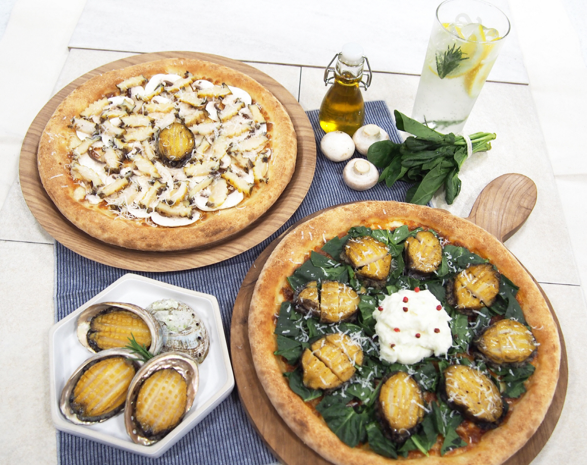 ▲MP그룹이 운영하는 미스터피자는 3일 완도에서만 맛볼 수 있는 ‘전복피자’를 선보였다. 사진제공=MP그룹