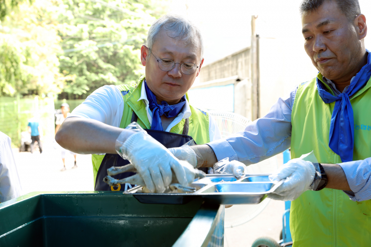 ▲정영채(왼쪽) NH투자증권 대표가 27일 김정호 경영전략본부장과 함께 영등포 쪽방촌 거주민과 자활 노숙인들을 위해 삼계탕을 배식하고 있다. (사진제공=NH투자증권)