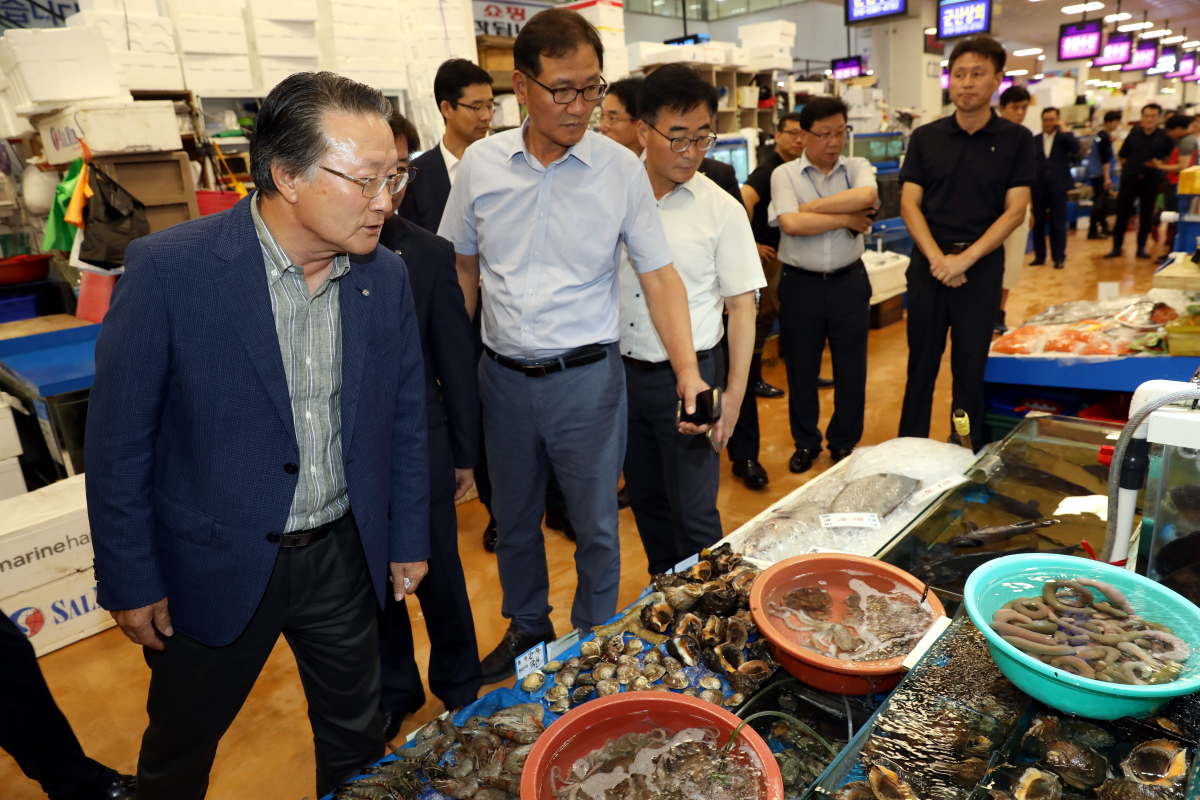▲김임권 수협중앙회장(왼쪽에서 첫 번째)이 27일 노량진수산시장을 찾아 '시민들의 안전을 위한 철저한 식품안전관리'를 당부했다.(수협중앙회)