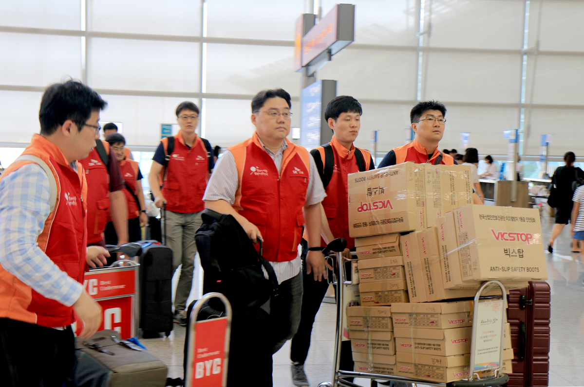 ▲SK건설 임직원 긴급 구호지원단이 라오스 댐 사고 관련 구조∙구호활동과 피해 복구작업을 돕기 위해 27일 현지로 출발하고 있다.(사진=SK건설)