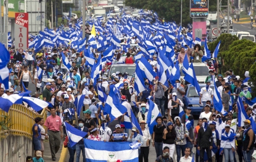 ▲니카라과 마나과에서 23일(현지시간) 시위대가 다니엘 오르테가 대통령의 퇴진을 요구하며 거리 행진을 하고 있다. 마나과/EPA연합뉴스 
