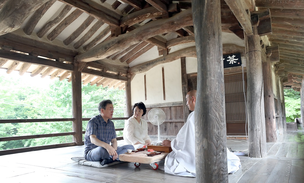 ▲28일 오전 문재인 대통령과 김정숙 여사가 주말을 이용해 유네스코에 등록된 안동 봉정사 영산암에서 주지 자현스님과 차담을 하고 있다. (사진제공=청와대)