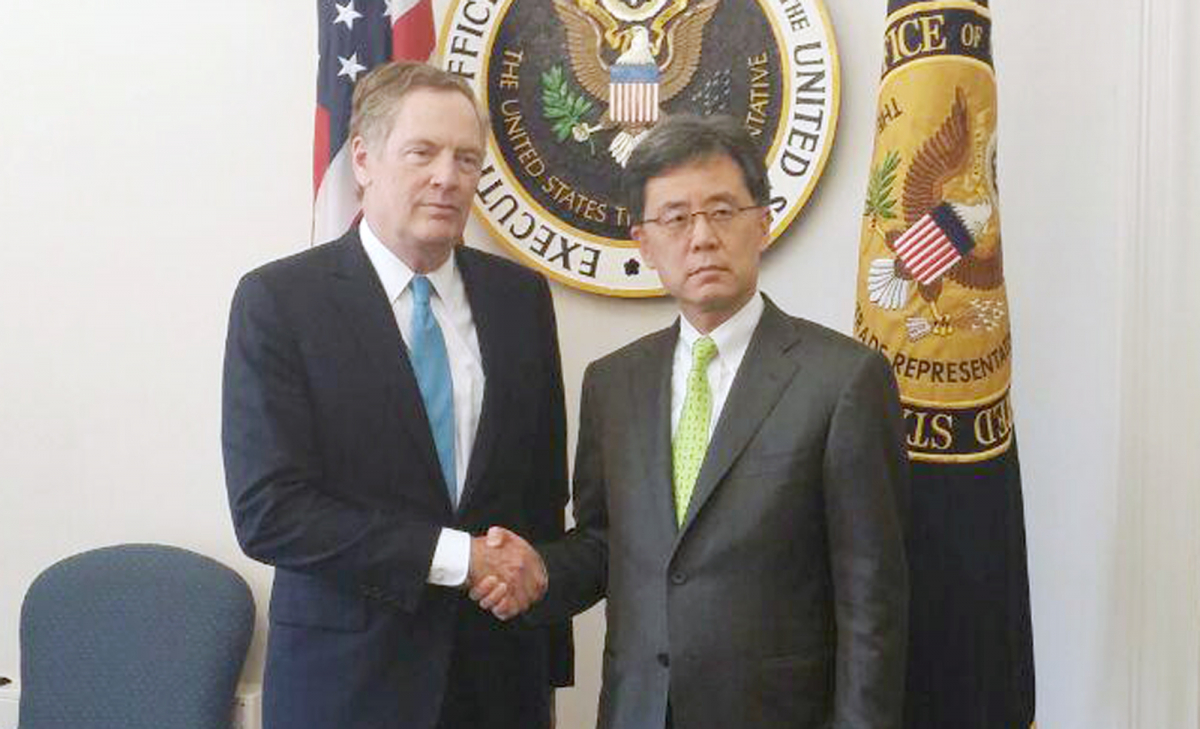 ▲김현종 산업통상자원부 통상교섭본부장(오른쪽)이 라이트하이저 미국무역대표부(USTR) 대표와 통상장관회담을 하며 악수를 하고 있다.(산업통상자원부)