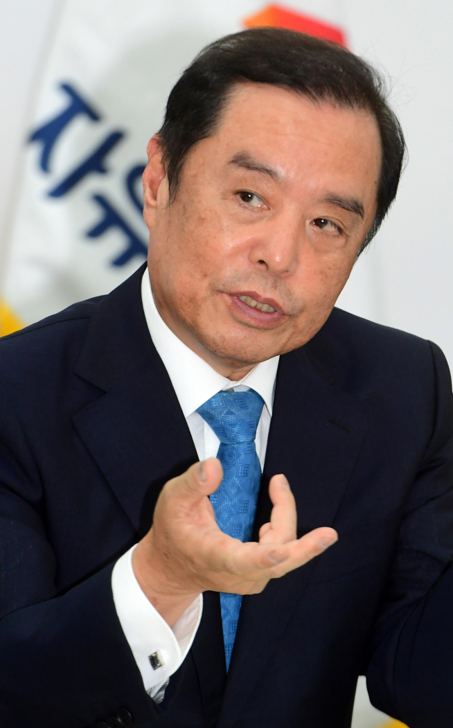 ▲김병준 자유한국당 비상대책위원장이 27일 서울 여의도 국회 비대위원장실에서 이투데이와 인터뷰를 하고 있다. 고이란 기자 photoeran@