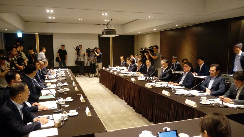 ▲30일 서울 중구 더플라자호텔에서 2018년도 제6차 국민연금기금운용위원회가 열리고 있다.