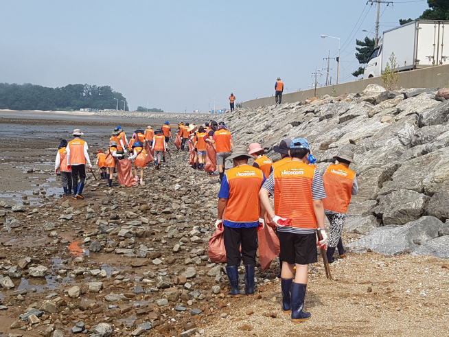 ▲코스콤 임직원 가족 70여 명이 28일 경기도 안산 흘곶마을을 찾아 대부도 갯벌과 서해 바다에 잔류한 해양 쓰레기를 수거하는 환경정화 봉사활동을 진행했다.(사진제공=코스콤)