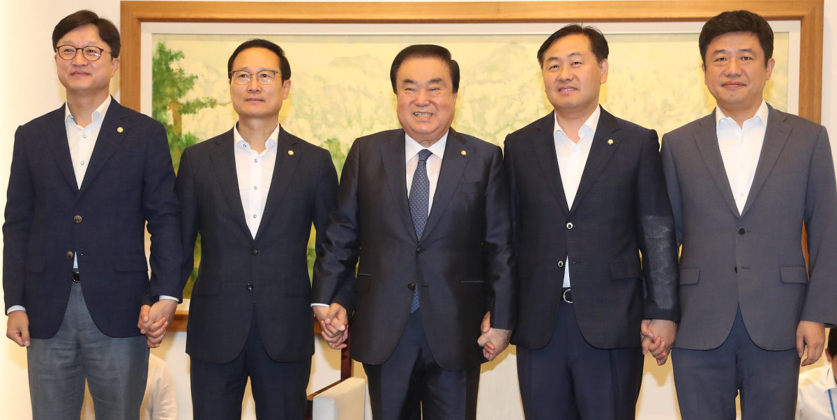 ▲30일 오전 국회 의장접견실에서 열린 교섭단체 원내대표 회동에서 참석자들이 손을 잡고 있다. 자유한국당 김성태 원내대표는 개인일정으로 불참했다. 왼쪽부터 더불어민주당 강병원 원내대변인, 더불어민주당 홍영표 원내대표, 문희상 국회의장, 바른미래당 김관영 원내대표, 바른미래당 유의동 원내수석부대표. (연합뉴스)