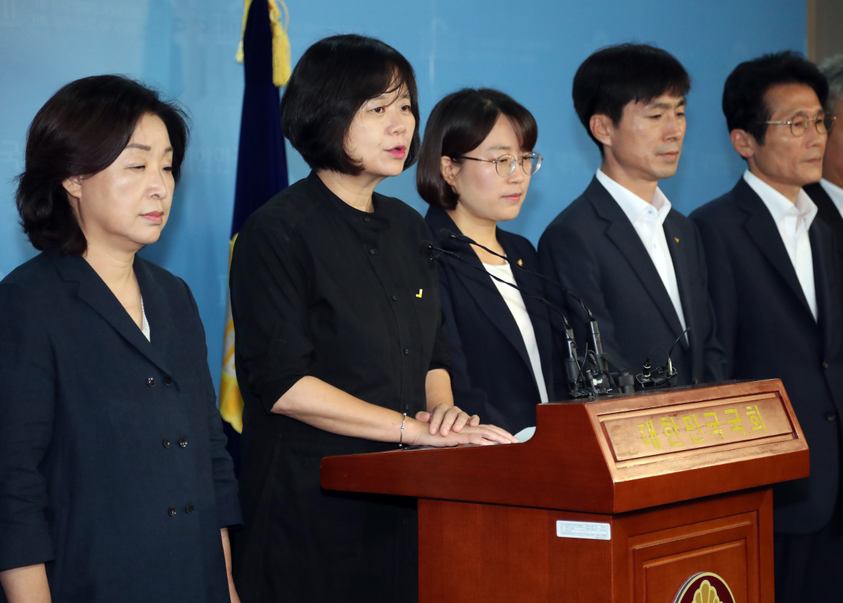 ▲정의당 이정미 대표가 30일 오전 국회 정론관에서 정의당 고 노회찬 원내대표의 죽음에 애도의 뜻을 보내주신 국민께 감사인사를 하고 있다.(연합뉴스)