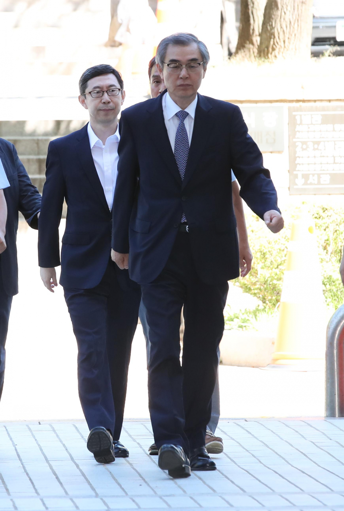 ▲공정거래위원회 전직 간부들의 불법 재취업을 도운 혐의를 받는 정재찬 전 공정위 위원장(오른쪽)과 신영선 전 공정위 부위원장이 30일 오전 서초구 서울중앙지방법원에서 열린 구속 전 피의자심문(영장실질심사)을 위해 법정으로 향하고 있다. (연합뉴스)