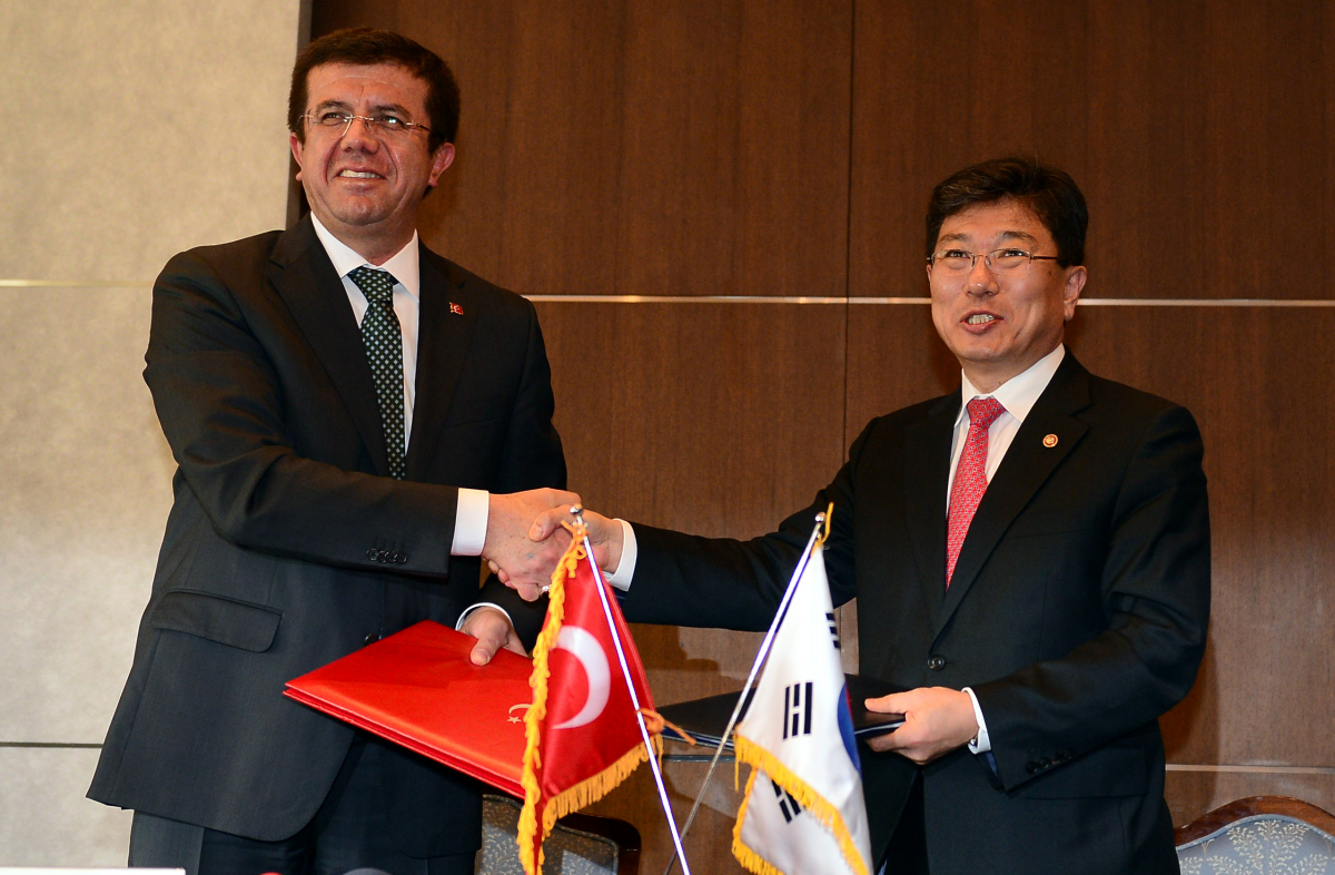 ▲2015년 2월 26일 윤상직 당시 산업통상부 장관(오른쪽)과 니하트 제이베크지 터키 경제부 장관이 서울 중구 롯데호텔에서 열린 양국간 자유무역협정(FTA) 서비스·투자 분야 협정문 서명식에서 협정서를 교환하고 있다. suncho21@newsis.com(뉴시스)