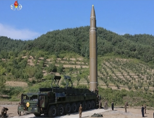 ▲지난해 7월 4일(현지시간) 조선중앙TV가 공개한 ICBM급 미사일 화성 14호. 30일 워싱턴포스트(WP)는 북한이 1~2기의 액체 연료 ICBM 제작에 착수한 정황이 포착됐다고 보도했다. AP뉴시스
