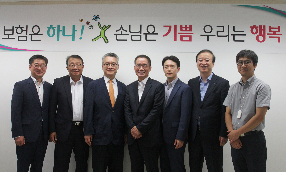 ▲주재중(왼쪽 네 번째) 하나생명 사장과 안치홍(왼쪽 세 번째) 밀리만 코리아 대표가 30일 ‘IFRS 계리가정 컨설팅 및 시스템 구축 프로젝트 착수보고회’에서 기념사진을 찍고 있다.(사진제공=하나생명)