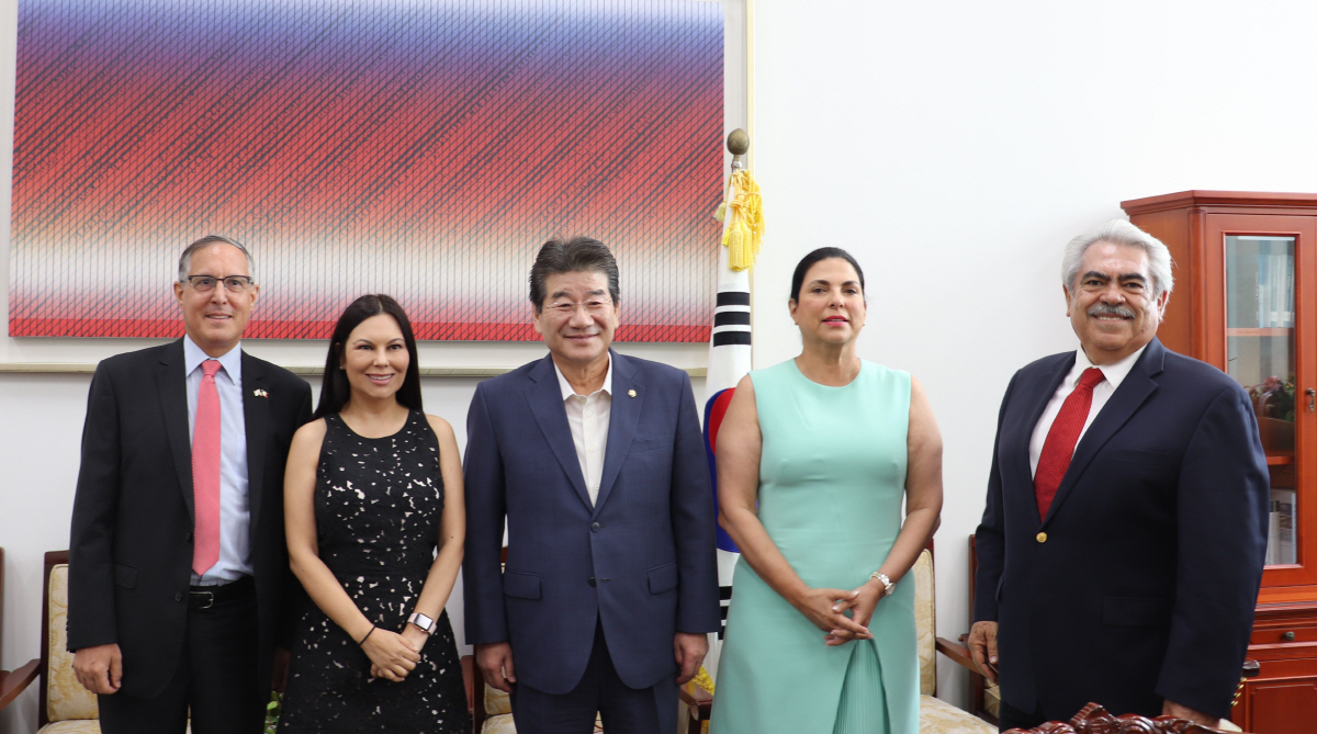 ▲강석호 국회 외교통일위원회 위원장이 30일 멕시코 상원의원단의 예방을 받고 우리나라의 태평양동맹(PA: Pacific Alliance) 준회원국 가입 추진 과정의 멕시코측 협조를 당부했다. (강석호 의원실 제공)