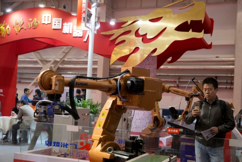 ▲중국 베이징에서 열린 2016 세계로봇컨퍼런스에서 관람객이 기계를 촬영하고 있다. 최근 장쥔 푸단대 중국경제연구소 소장은 프로젝트신디케이트에 기고한 글에서 “중국 정부가 첨단 기술 혁신을 가져왔다는 것은 잘못된 생각”이라고 전했다. 베이징/AP뉴시스
