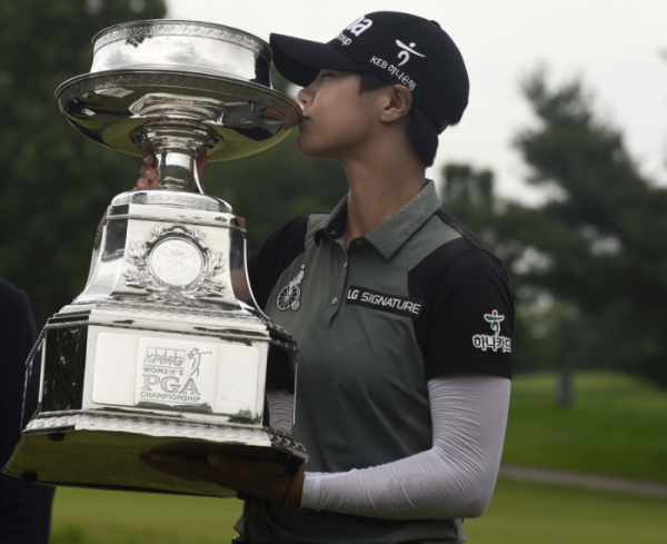 ▲박성현이 2일(한국시간) 미국 일리노이주 킬디어의 켐퍼 레이크스 골프클럽(파72·6741야드)에서 열린 '2018 KPMG 여자 PGA 챔피언십'에서 우승을 차지한 뒤 트로피에 입을 맞추고 있다.(AP/연합뉴스)