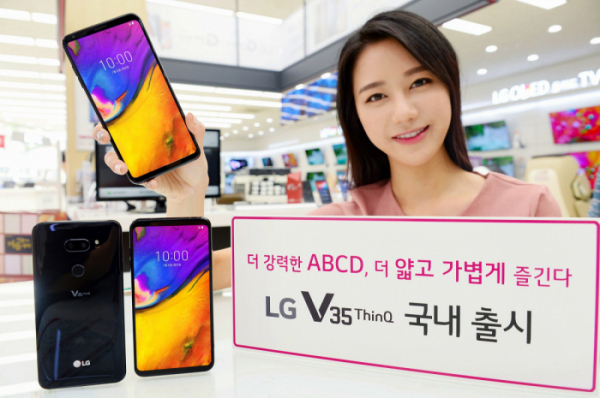 ▲LG전자가 6일 프리미엄 스마트폰 LG V35 ThinQ를 이동통신 3사와 자급제 채널을 통해 국내시장에 출시한다. LG전자 모델이 LG V35 ThinQ를 소개하고 있다.(사진=LG전자)