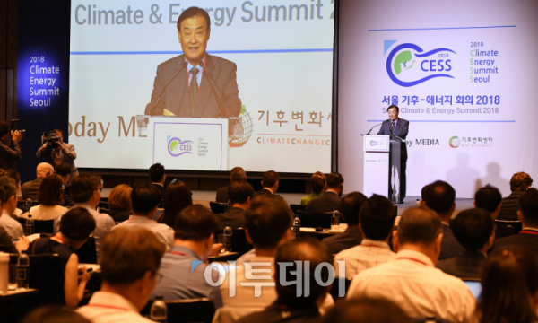 ▲'서울 기후-에너지회의 2018(CESS 2018)'이 '블록체인 기술과 에너지전환 전략'을 주제로 5일 서울 종로구 포시즌스호텔에서 성황리에 개최됐다. 강창희 (재)기후변화센터 이사장이 개회식에서 개회사를 하고 있다. 에너지 분야에서 블록체인 기술 활용의 필요성을 강조하고, 다양한 국제 스타트업 기업 소개를 통한 새로운 비즈니스 모델 창출을 위해 열린 이번 회의는 (재)기후변화센터와 이투데이 미디어가 공동으로 주최했다. 오승현 기자 story@