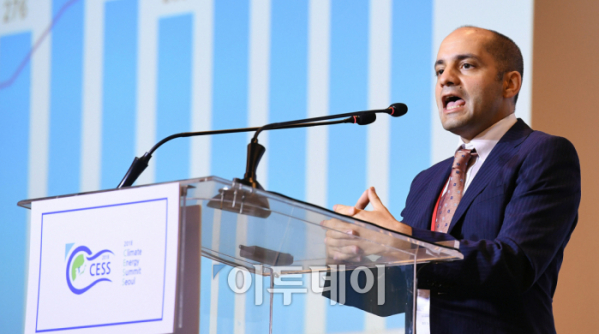 ▲블룸버그 신에너지 금융 지능형 운송수단 연구책임자인 알리 이자디-나자 파 바디가 5일 서울 포시즌 호텔에서 열린 ‘서울 기후-에너지 회의2018’에서 첫 번째 섹션 강연자로 나섰다.