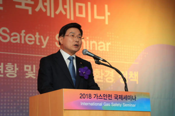 ▲김형근 한국가스안전공사 사장이 6일 서울 여의도 63빌딩에서 열린 ‘2018 가스안전 국제세미나’에서 인사말을 하고 있다.(한국가스안전공사)