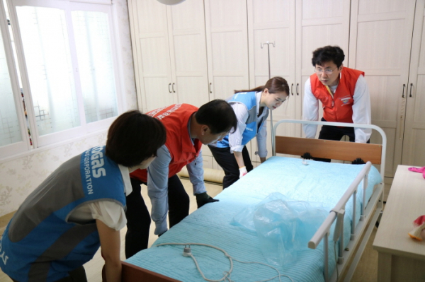 ▲12일 한국가스공사 및 대구동부경찰서 직원들이 한 범죄 피해 가정집을 찾아 집수리 작업을 하고 있는 모습.(한국가스공사)