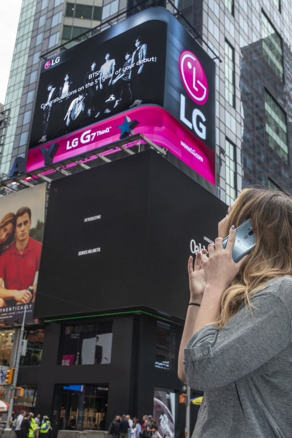 ▲방탄소년단을 모델로 한 LG G7 ThinQ 동영상 광고는 유튜브, 페이스북, 인스타그램과 트위터 등 온라인에서 50일 만에 총 1억5000만 뷰를 돌파했다. 방탄소년단이 소개한 LG G7 ThinQ 소개 영상 캡처 화면.