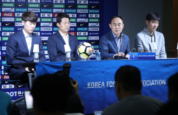 ((왼쪽부터) 김은중, 이민성 코치, 김학범 감독, 차상광 GK 코치.)
