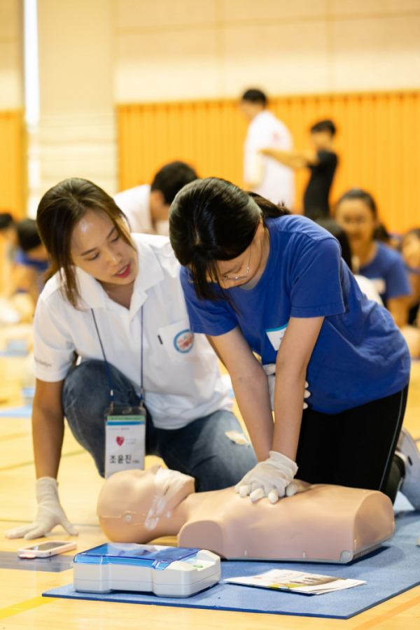 ▲한국다이이찌산쿄 직원이 심폐소생술 전문 강사로서 서울 북가좌초등학교에서 심폐소생술 교육활동을 진행하고 있다.(사진제공=한국다이이찌산쿄주식회사)