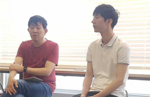 ▲이재웅 쏘카 대표(왼쪽)과 박재욱 VCNC 대표가 간담회에 참석해 기자들의 질문에 대답하고 있다. (조성준 기자 tiatio@)
