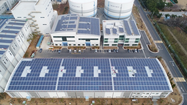 ▲한국서부발전 태안화력 건물 지붕에 설치된 태양광 설비(출처: 한국서부발전)